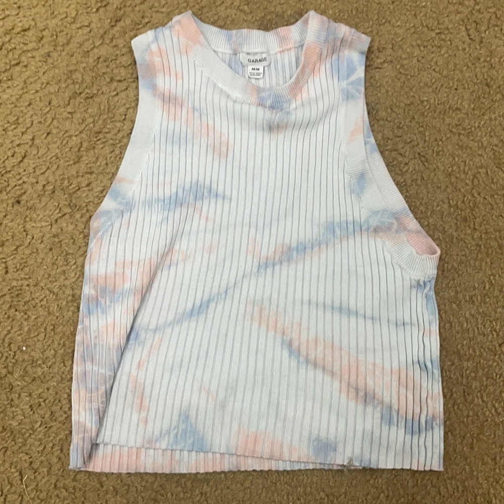 This is a cute cropped shirt